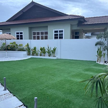 Home In Terengganu With Private Pool Kuala Terengganu Exterior foto